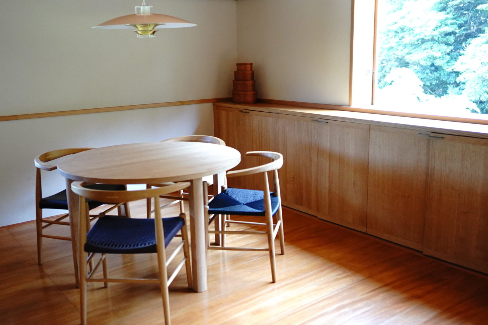 白雨｜三日月チェアと円卓｜橋本建築造園設計