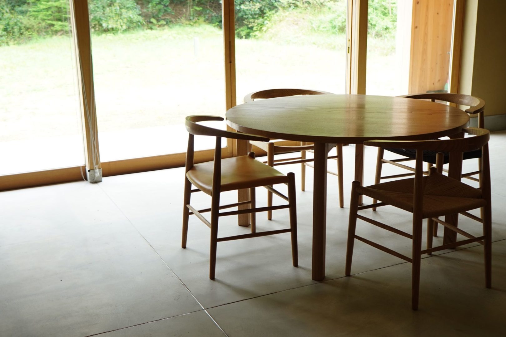 白雨｜三日月チェアとラウンドテーブル｜白雨アトリエ